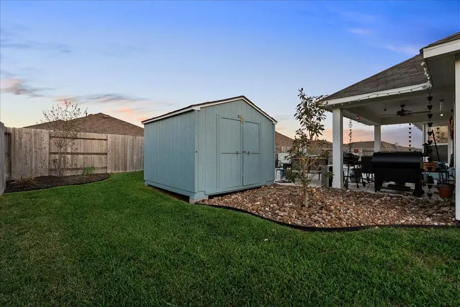 Exterior details and patio area of a home in Mustang Crossing, Alvin (Image 3).
