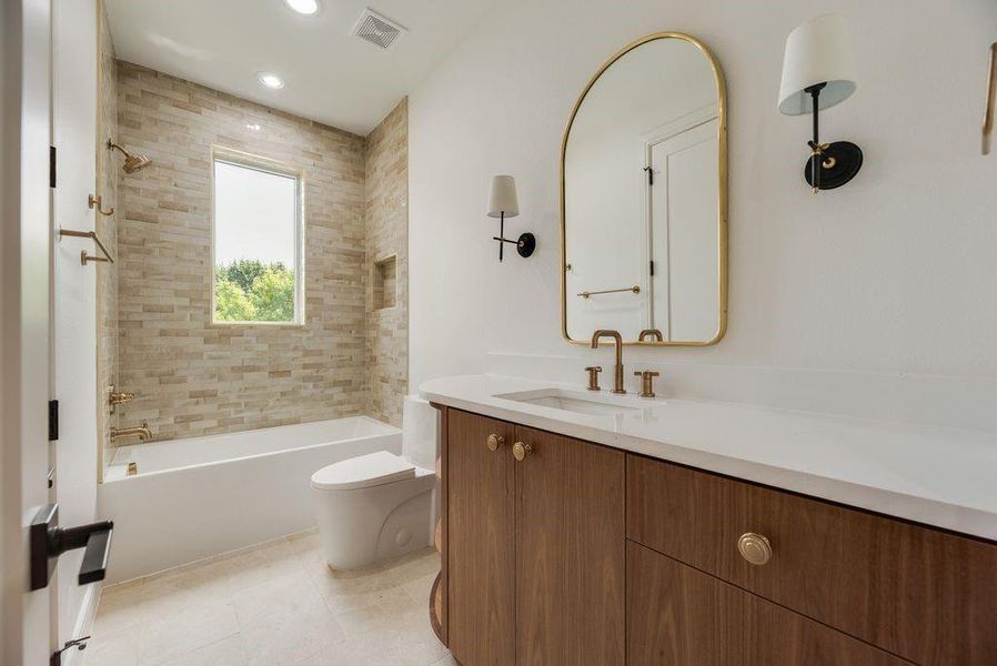 Furnished interior view inside a new home in , Dallas (Image 10).