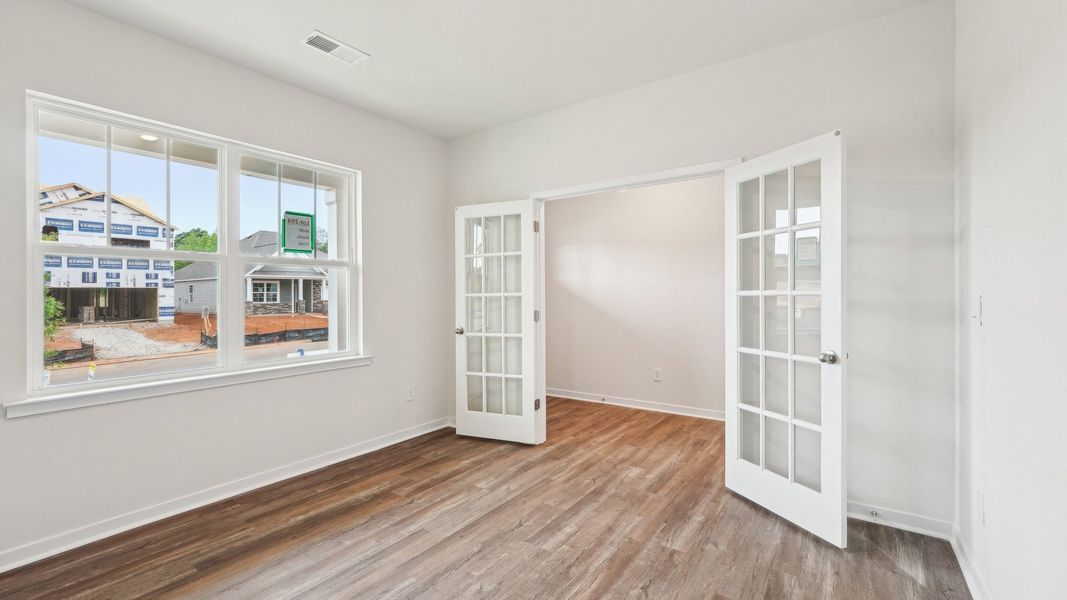 Spacious, unfurnished interior of a new home in Reedy Creek Preserve, Charlotte (Image 14).
