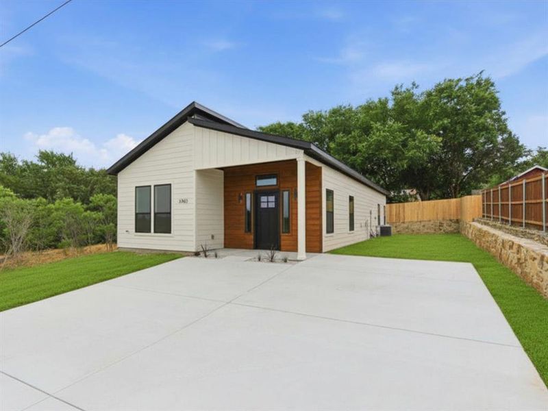 Exterior details and patio area of a home in , Granbury (Image 22).