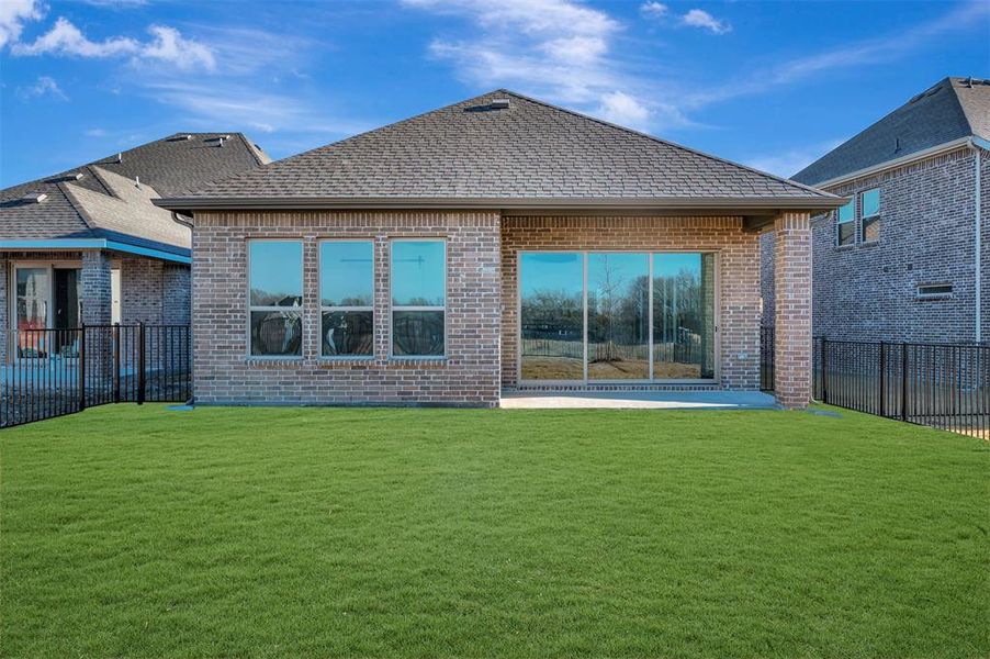 Exterior details and patio area of a home in Heath Golf & Yacht Villas, Heath (Image 22).