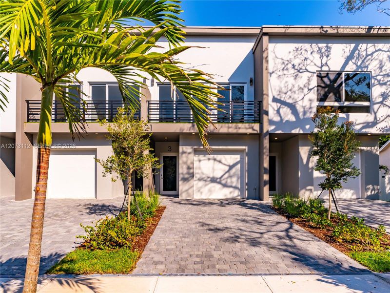 Exterior details and patio area of a home in , Fort Lauderdale (Image 3).