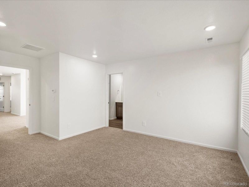 Spacious, unfurnished interior of a new home in Skyview at High Point, Aurora (Image 16).