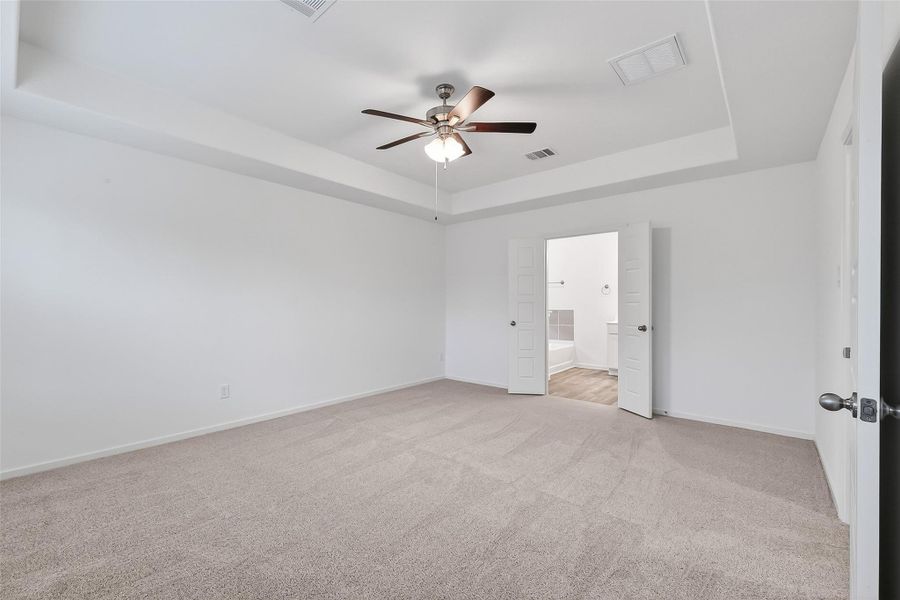 Spacious, unfurnished interior of a new home in Rollingbrook Estates, Baytown (Image 25).