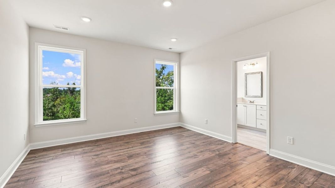 Spacious, unfurnished interior of a new home in Shadowood, Seneca (Image 28).