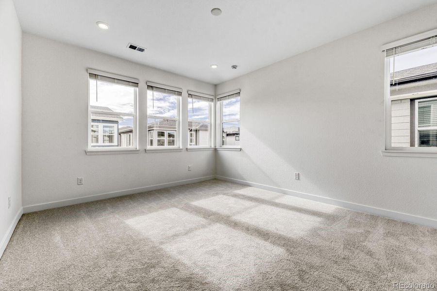 Spacious, unfurnished interior of a new home in Vermilion Creek, Centennial (Image 9).
