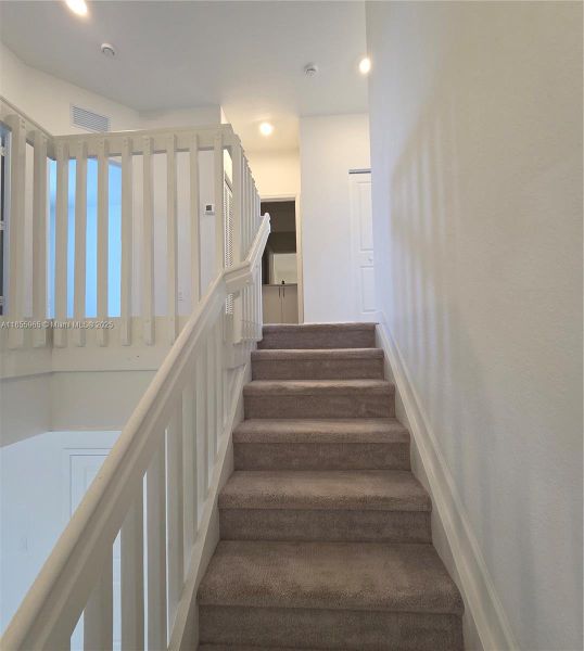 Spacious, unfurnished interior of a new home in , Coral Springs (Image 12).