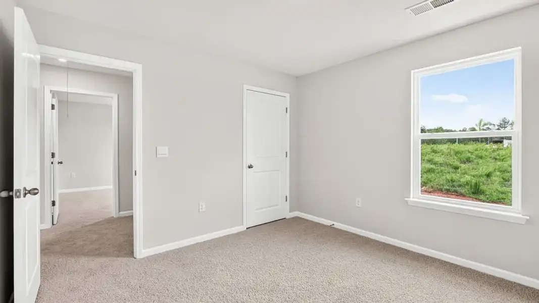 Spacious, unfurnished interior of a new home in Trailside Run, Spartanburg (Image 33).