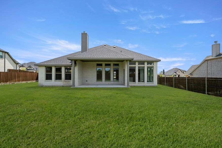 Exterior details and patio area of a home in Hayes Crossing, Midlothian (Image 4).