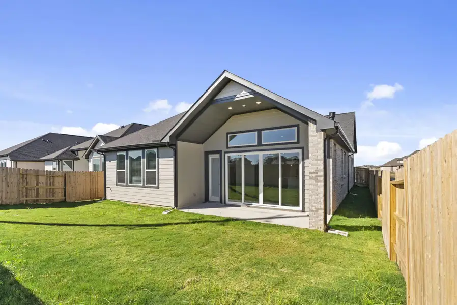 Exterior details and patio area of a home in Beacon Point, Texas City (Image 4).
