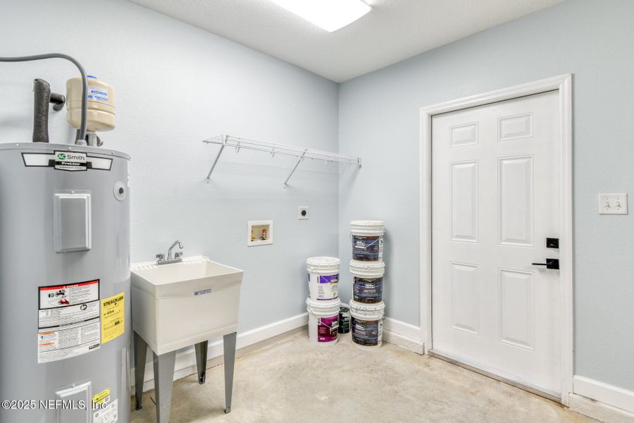 Furnished interior view inside a new home in , Palatka (Image 6).