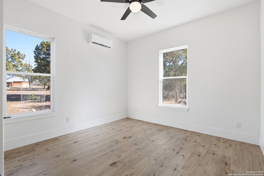 Spacious, unfurnished interior of a new home in , Bandera (Image 24).