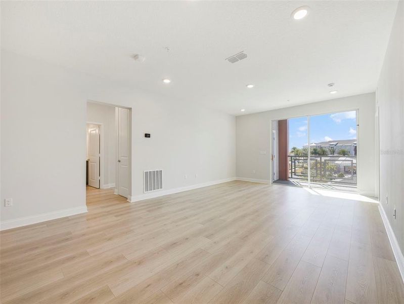 Spacious, unfurnished interior of a new home in , Orlando (Image 11).