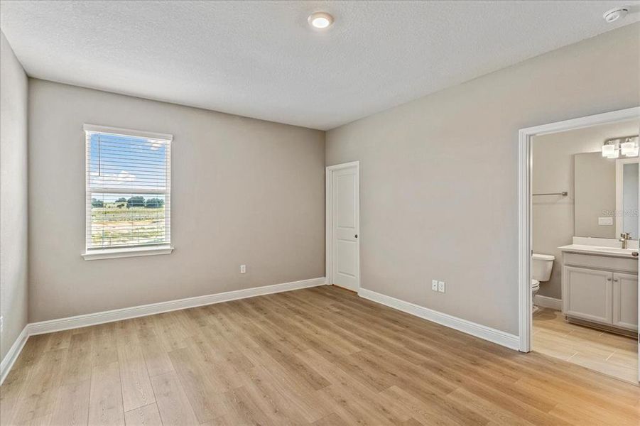 Spacious, unfurnished interior of a new home in , Winter Garden (Image 28).