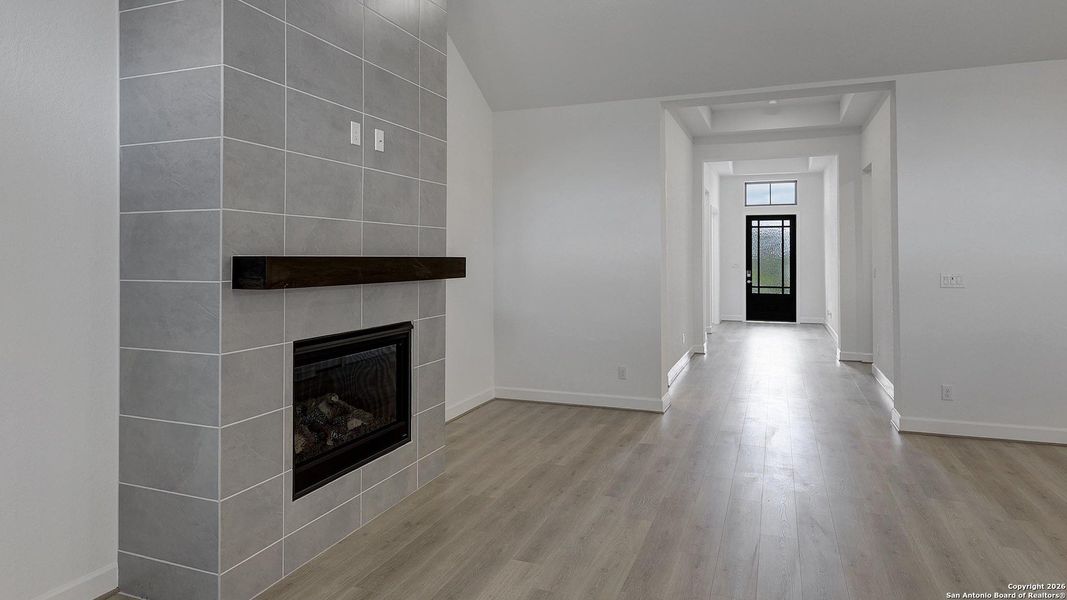 Spacious, unfurnished interior of a new home in Esperanza 80', Boerne (Image 22).