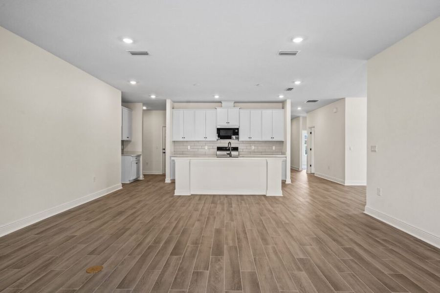 Spacious, unfurnished interior of a new home in Natureview, Freeport (Image 17).