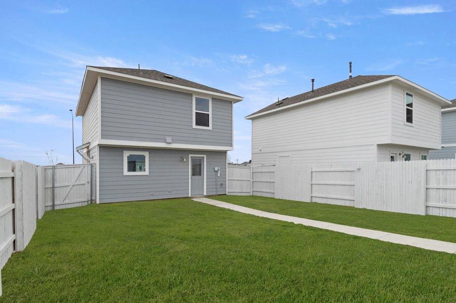 Exterior details and patio area of a home in Harvest Ridge, Elgin (Image 19).
