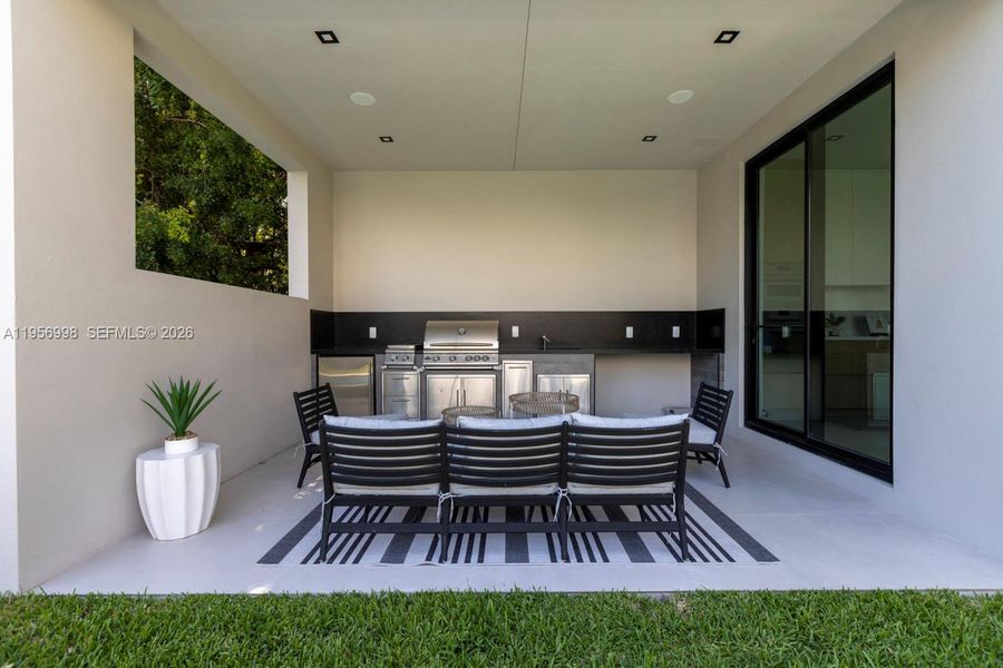 Exterior details and patio area of a home in , Miami (Image 30).