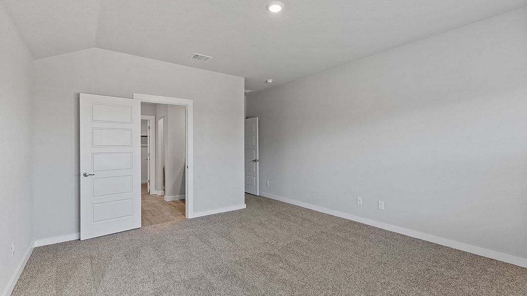 Spacious, unfurnished interior of a new home in Eagle Creek, Denton (Image 17).