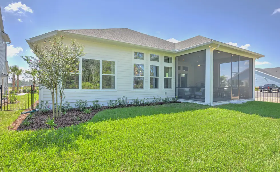 Exterior details and patio area of a home in Seven Pines, Jacksonville (Image 2).
