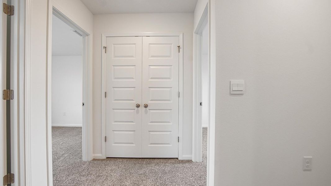 Spacious, unfurnished interior of a new home in Owl's Head East, Freeport (Image 20).