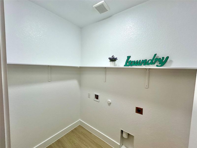 Spacious, unfurnished interior of a new home in , Bastrop (Image 26).