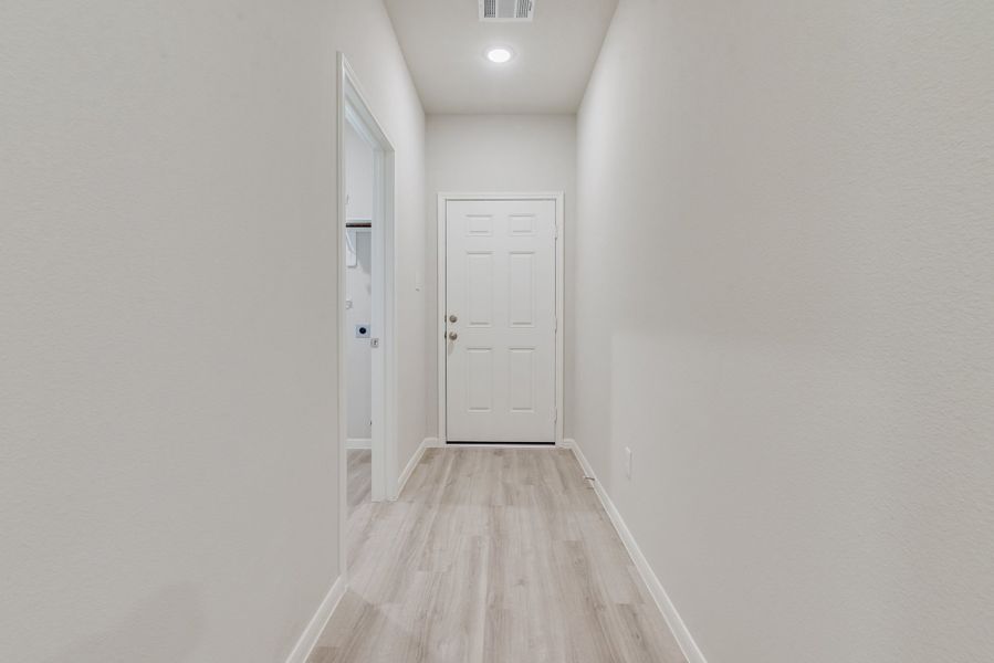 Representative unfurnished interior of a home built from the Floor Plan 1784 by Colina Homes in River Ranch, Dayton (Image 20).