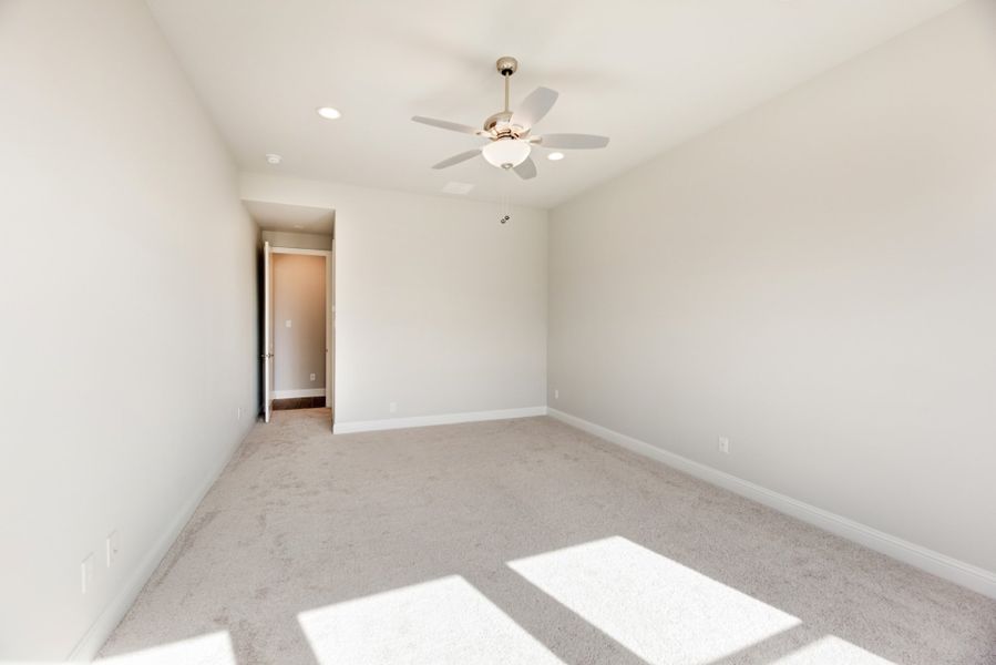 Representative unfurnished interior of a home built from the Nueces by UnionMain Homes in Lake Breeze, Lavon (Image 39).