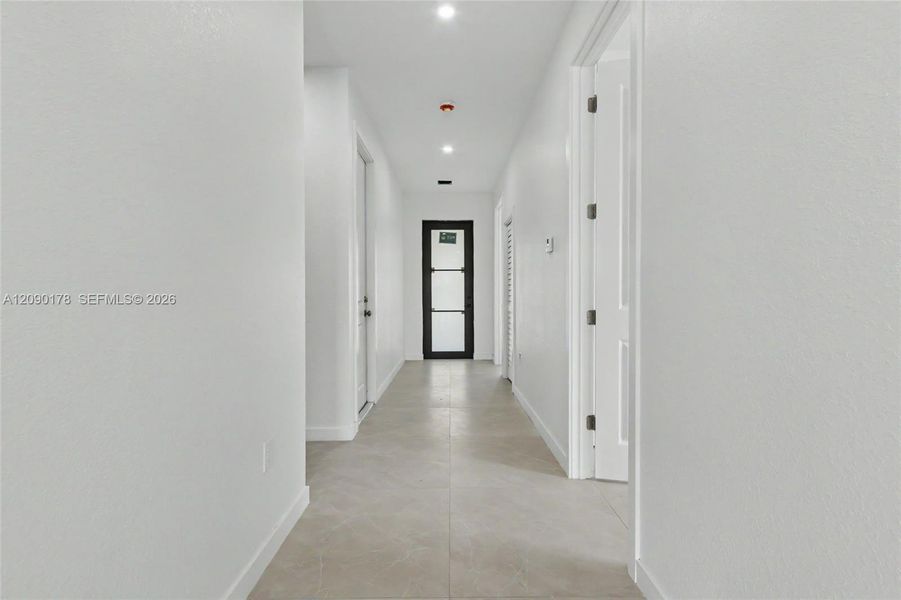 Spacious, unfurnished interior of a new home in , Oakland Park (Image 34).