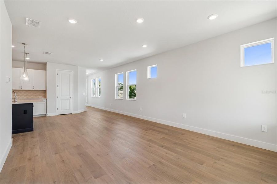 Spacious, unfurnished interior of a new home in Gracewater at Sarasota, Sarasota (Image 30).