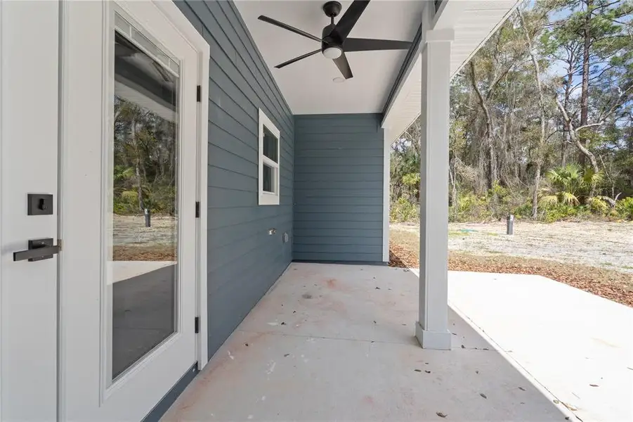 Exterior details and patio area of a home in , Chiefland (Image 3).