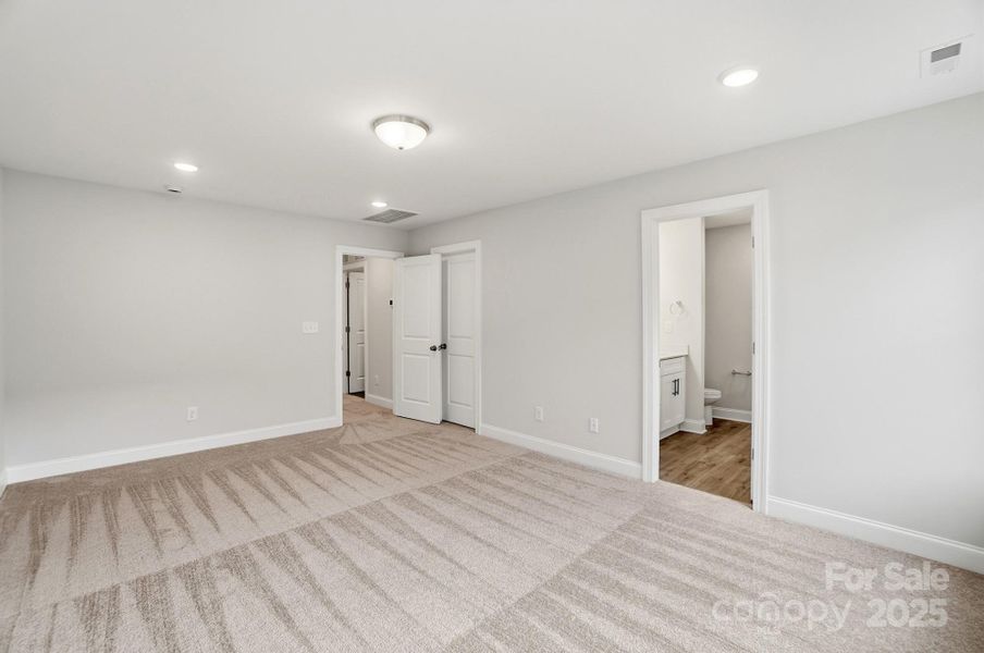 Spacious, unfurnished interior of a new home in Harrisburg Village, Harrisburg (Image 29).