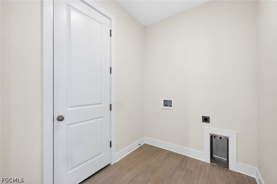 Spacious, unfurnished interior of a new home in Cape Coral, Cape Coral (Image 33).