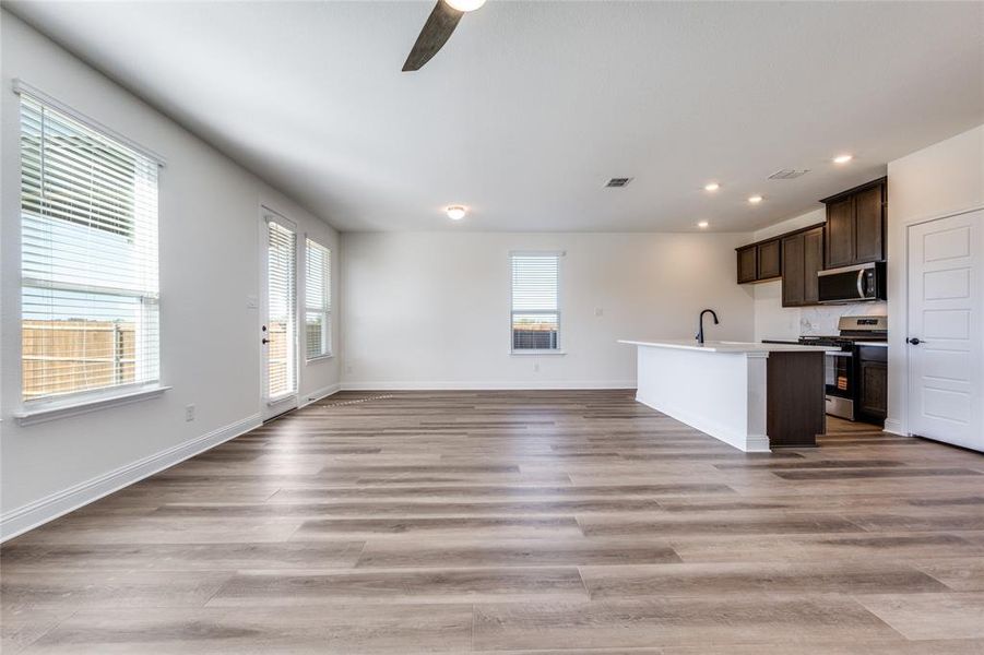 Spacious, unfurnished interior of a new home in Eagle Creek, Denton (Image 14).