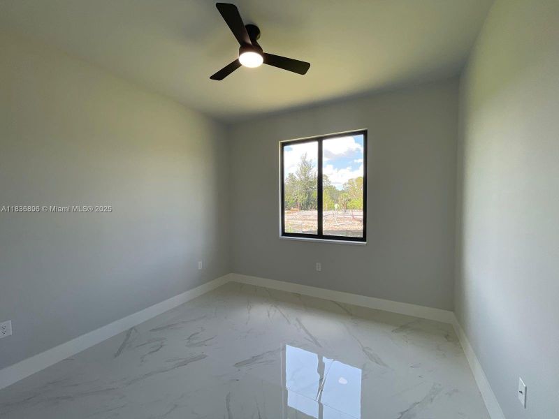 Spacious, unfurnished interior of a new home in , Cape Coral (Image 10).