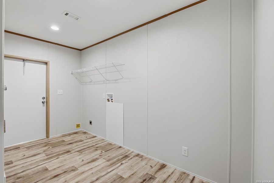 Spacious, unfurnished interior of a new home in , Atascosa (Image 11).
