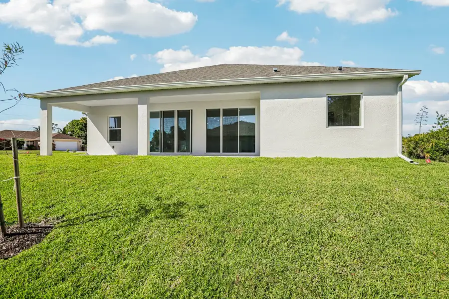 Representative exterior details of a home built from the Huntington by Maronda Homes in Palm Coast, Palm Coast (Image 23).
