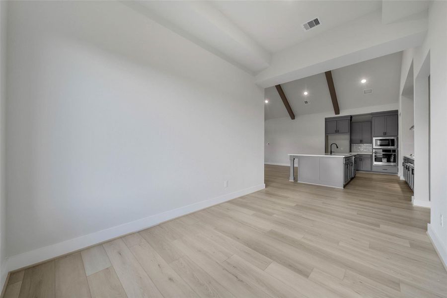 Spacious, unfurnished interior of a new home in Magnolia Bend, Rosharon (Image 31).