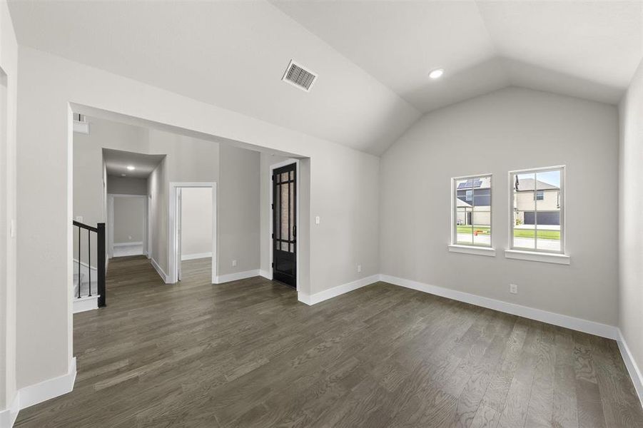 Spacious, unfurnished interior of a new home in Woodcreek, Rockwall (Image 20).