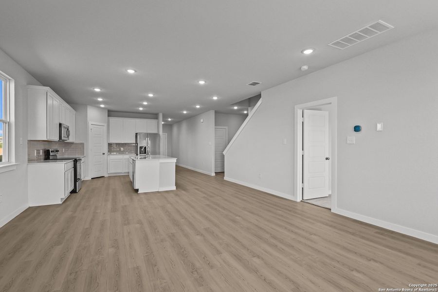 Spacious, unfurnished interior of a new home in Cinco Lakes, San Antonio (Image 22).