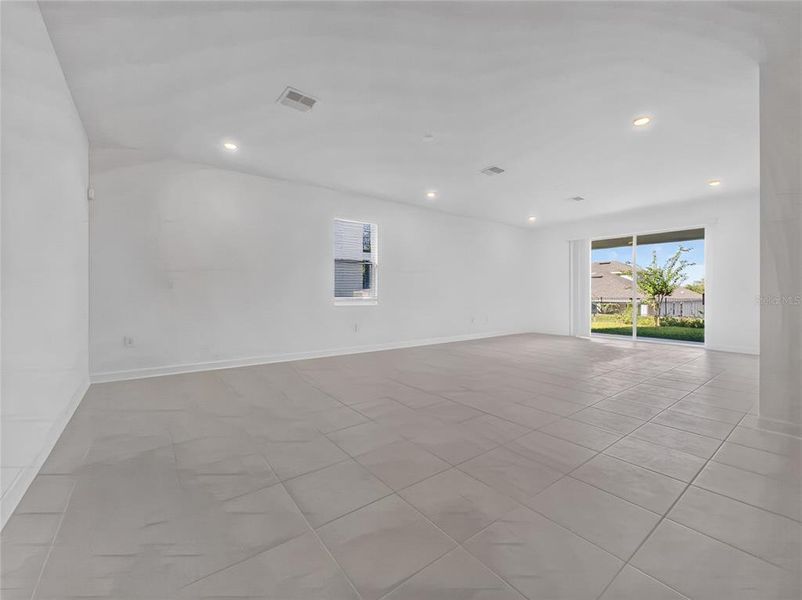 Spacious, unfurnished interior of a new home in Dora Parc, Mount Dora (Image 13).
