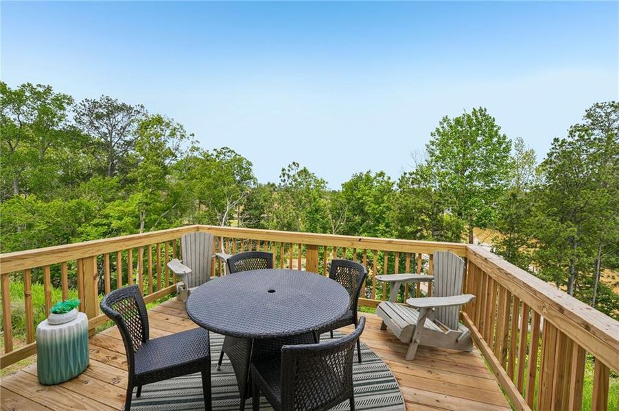 Exterior details and patio area of a home in Ivey Township, Dallas (Image 3).