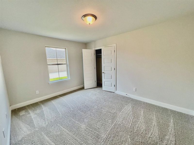 Spacious, unfurnished interior of a new home in Bayou Bend Estates, Dickinson (Image 12).