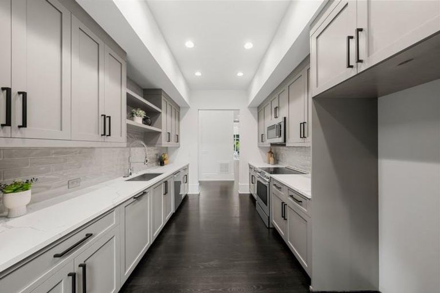 Furnished interior view inside a new home in , Sandy Springs (Image 15).
