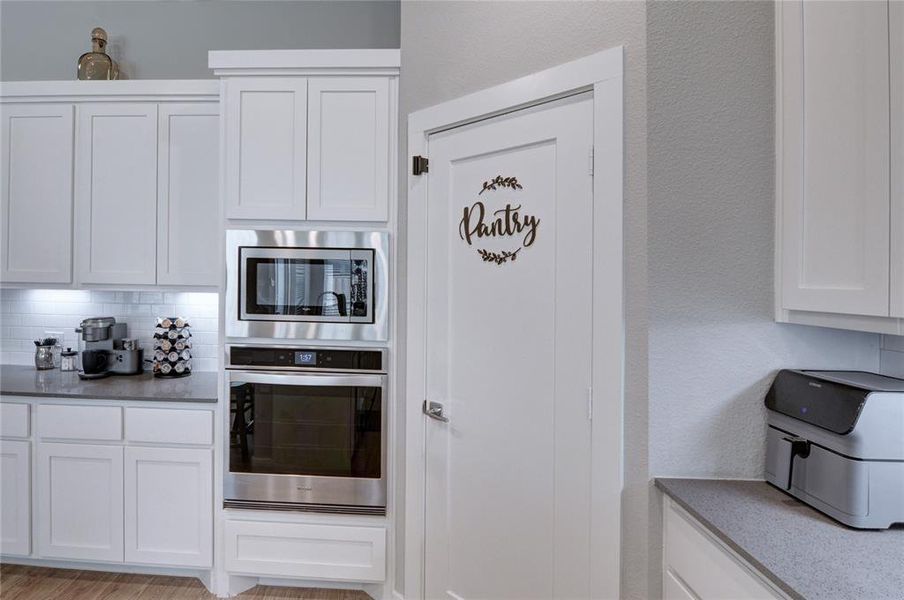 KITCHEN WITH STAINLESS STEEL OVEN AND MICROWAVE