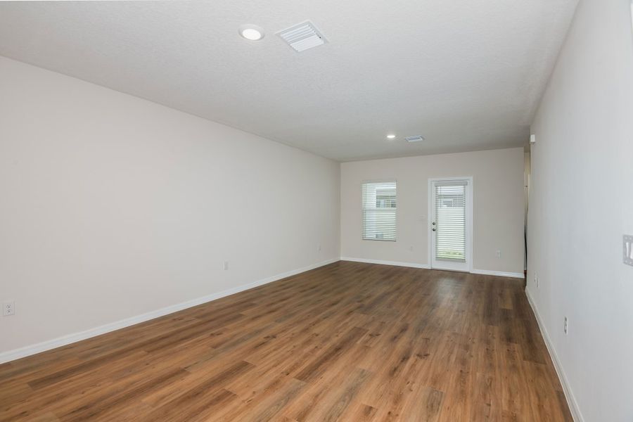 Spacious, unfurnished interior of a new home in Pasadena Woods, Dade City (Image 11).
