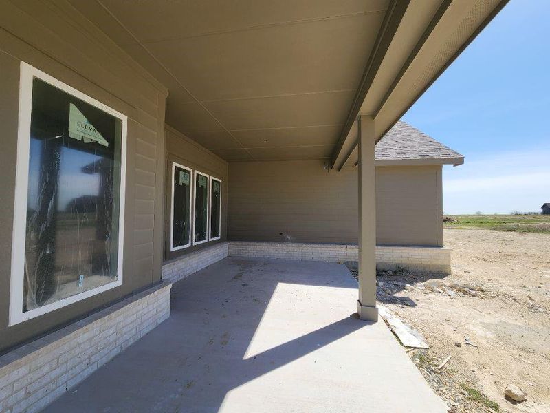 Exterior details and patio area of a home in Rocky Top, Krum (Image 3).