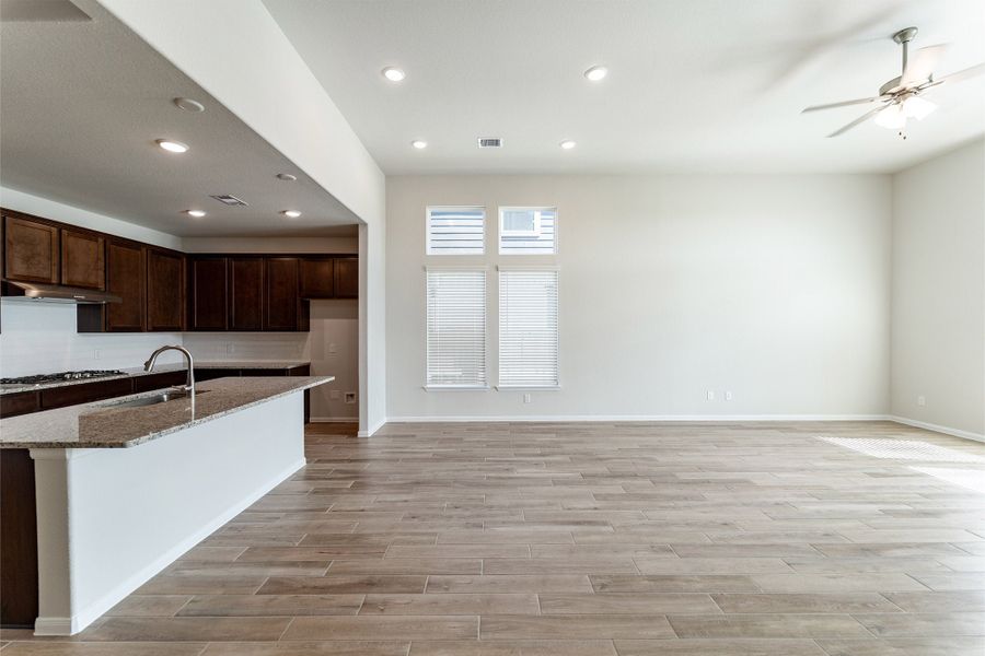 Spacious, unfurnished interior of a new home in Canterra Creek, Rosharon (Image 15).