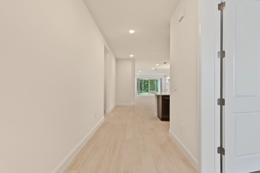 Spacious, unfurnished interior of a new home in Tamarack at Two Rivers, Zephyrhills (Image 16).