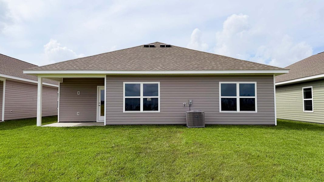 Exterior details and patio area of a home in Liberty, Panama City (Image 23).